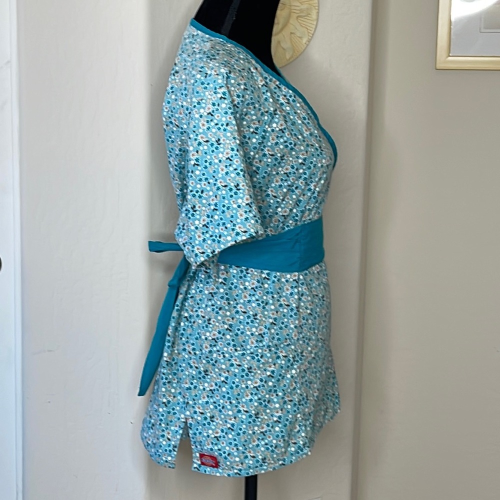 Dickies Tiny Flowers Pattern Tie Back Scrub Top In Size Large - Picture 4 of 13